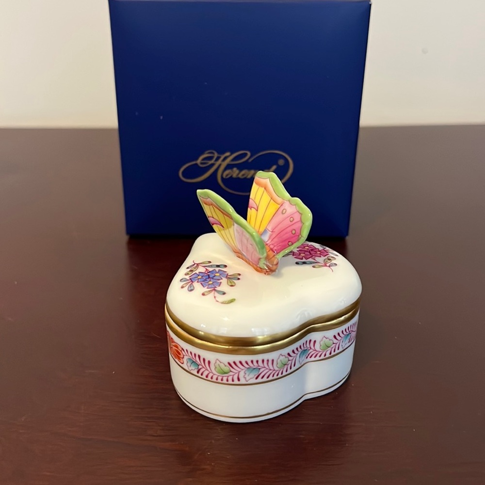 🦋 Herend Guild Porcelain Heart-Shaped Bonbonniere + Butterfly Knob #6111 (2003)